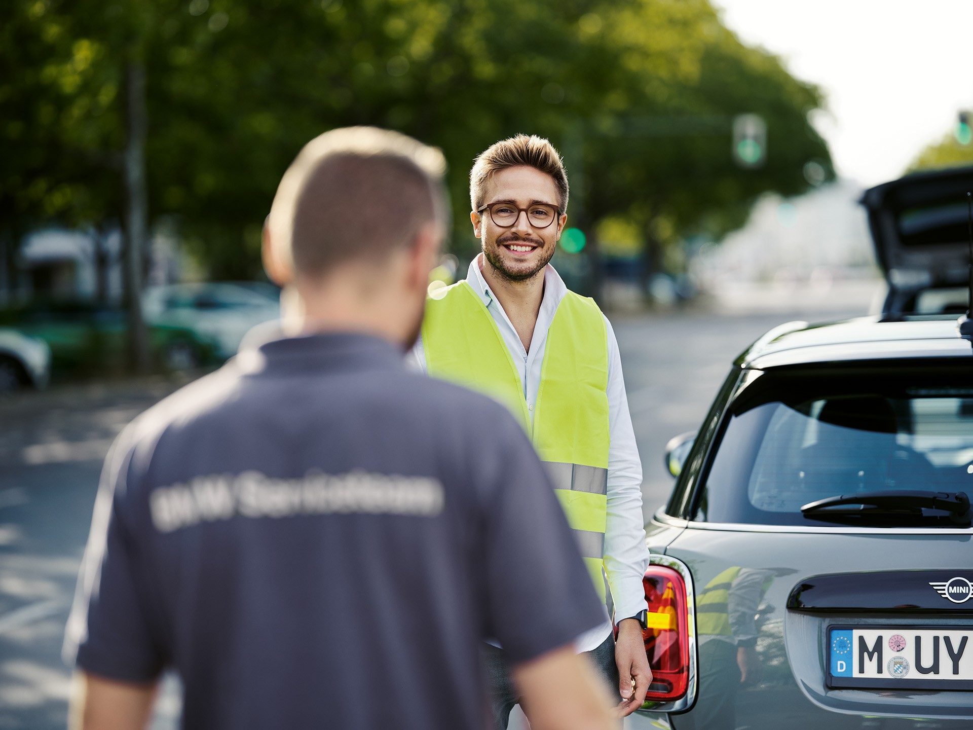 MINI parked on a city street with open boot during roadside assistance